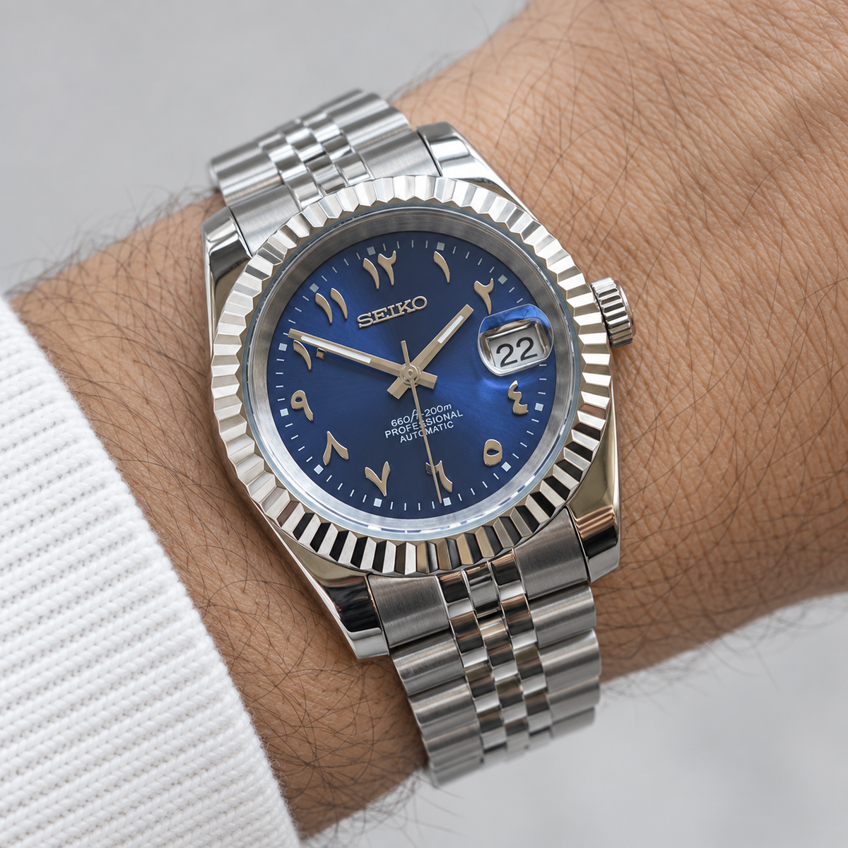 Seikjust Arabic Royal Blue – wrist view